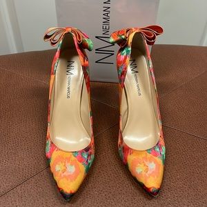 Neiman Marcus, orange pump